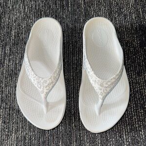OOFOS White Women's Sandals with Subtle Silver Leopard Print